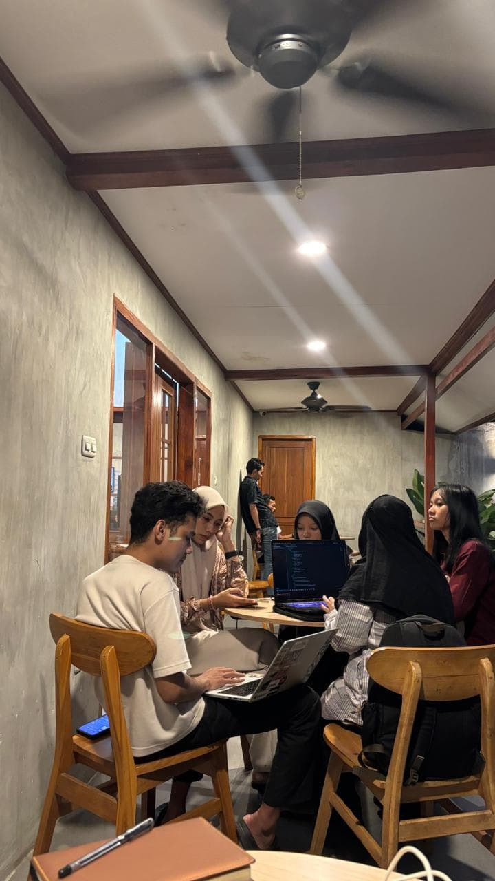 Founder Anoadev Berbagi Insight Pengembangan Website Bersama Siswa SMKN 1 Kendari