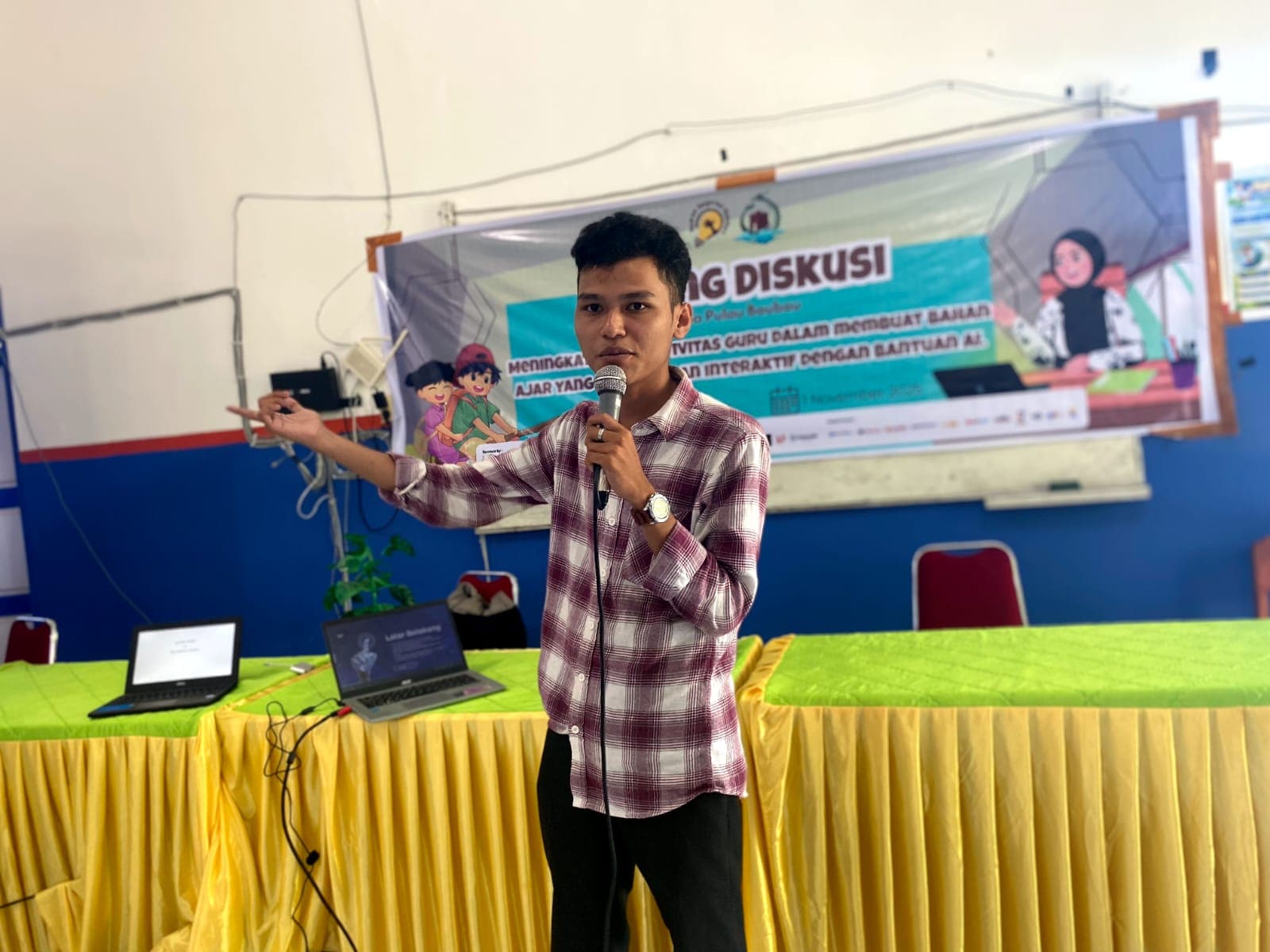 Founder Anoadev Membawakan Materi Pemanfaatan AI dalam Pengembangan Media Pembelajaran di Kota Baubau